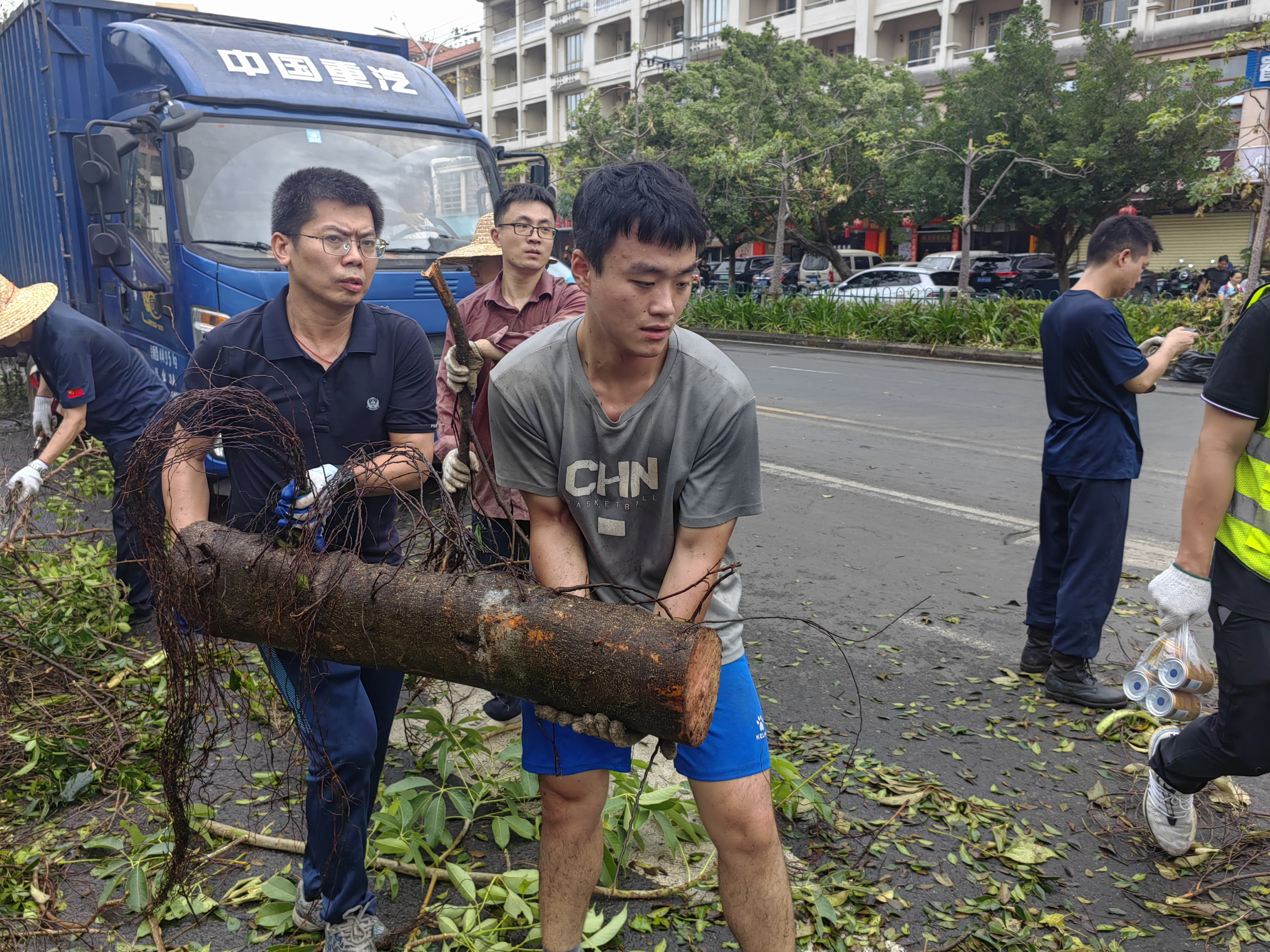 2024年9月10日至12日，海南自由贸易港知识产权法院党员、志愿者积极参与台风“摩羯”灾后恢复重建志愿服务工作。 (1)