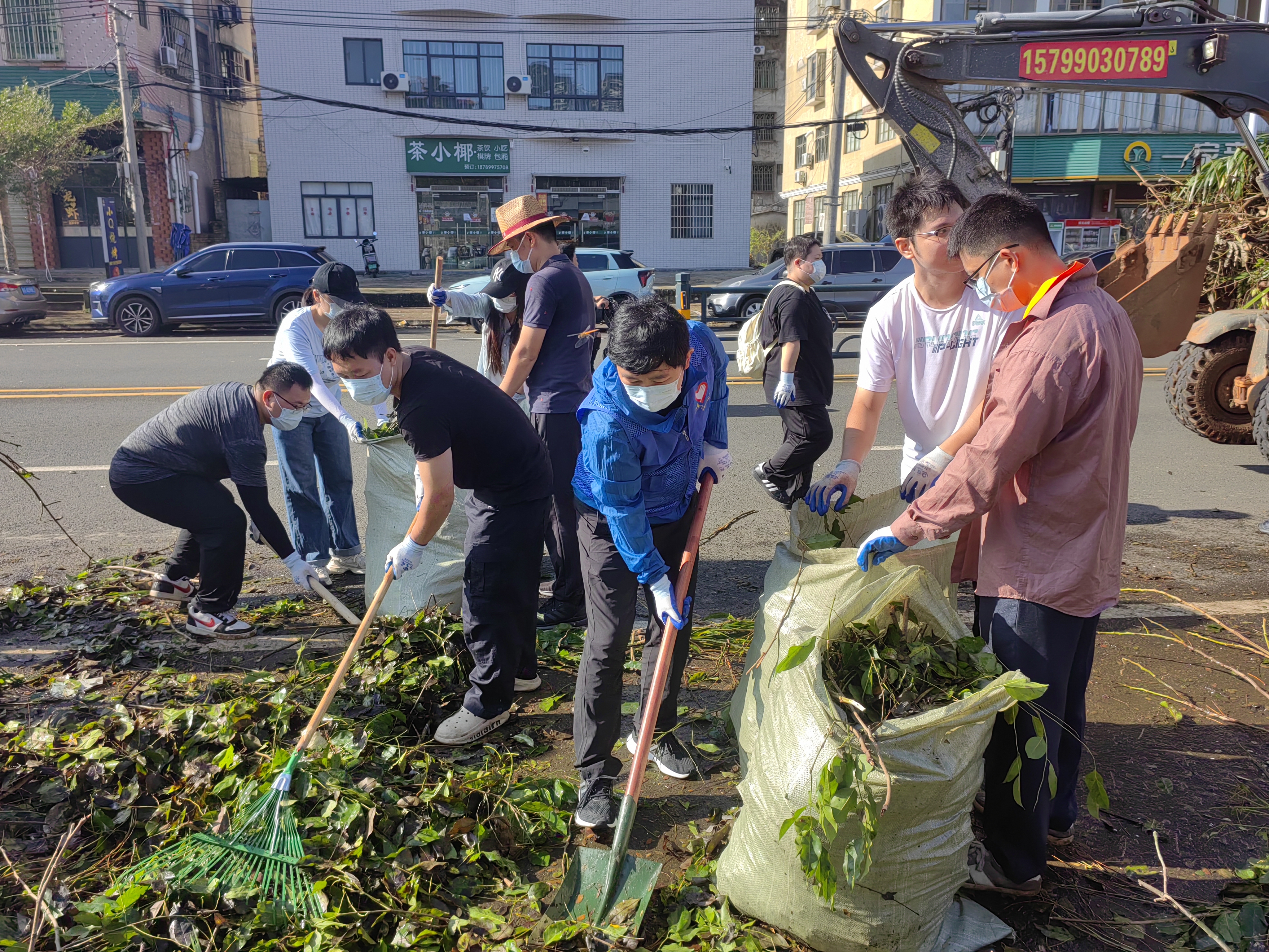 2024年9月10日至12日，海南自由贸易港知识产权法院党员、志愿者积极参与台风“摩羯”灾后恢复重建志愿服务工作。 (3)