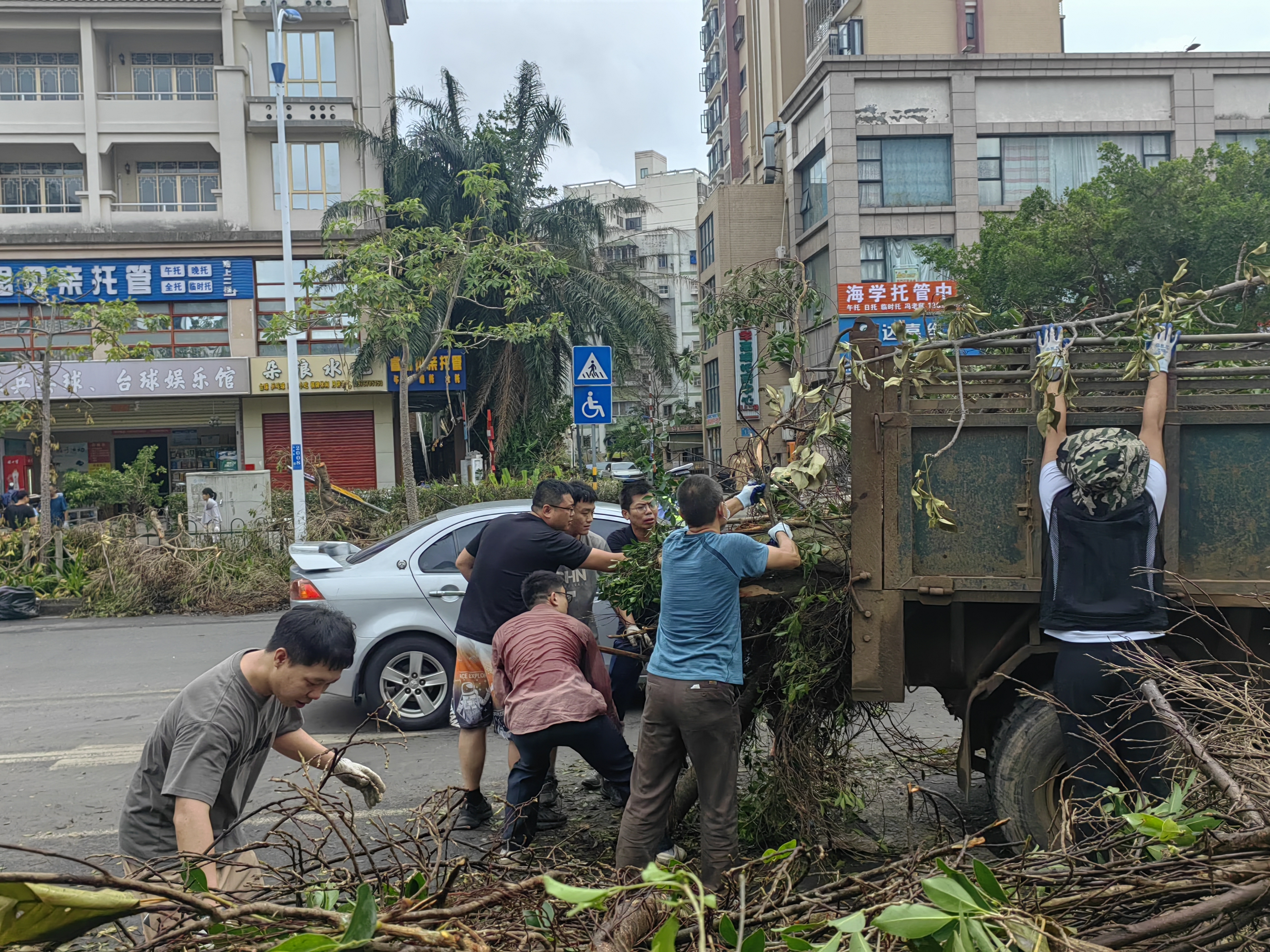 2024年9月10日至12日，海南自由贸易港知识产权法院党员、志愿者积极参与台风“摩羯”灾后恢复重建志愿服务工作。 (7)