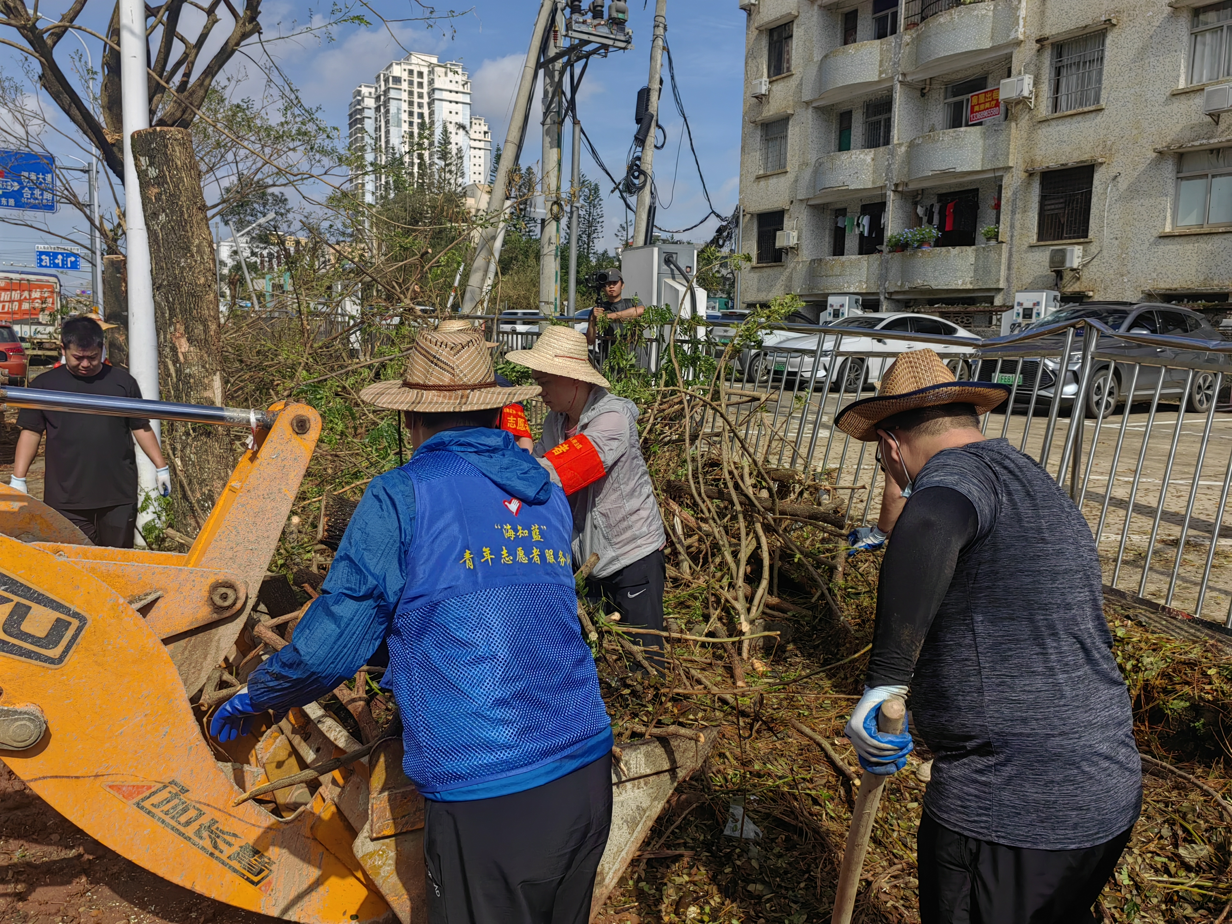 2024年9月10日至12日，海南自由贸易港知识产权法院党员、志愿者积极参与台风“摩羯”灾后恢复重建志愿服务工作。 (11)